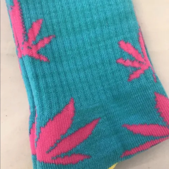 New Scout & Trail Weed Tie Dye Crew Socks Blue/ Pink/Yellow O/S - Picture 2 of 6